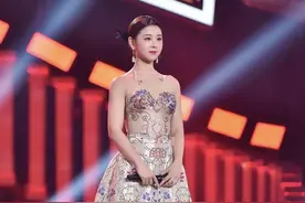 王雷“金屋藏娇”，妻子李小萌穿抹胸裙好优雅，火辣身材让人酸图片