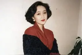 明明深爱着赌王的利智，为何在1999年，却转身嫁给了李连杰图片