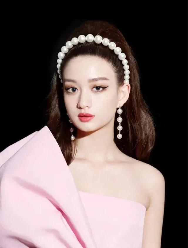 拉踩欧阳娜娜，营销“汤臣一品千金，”这位00后网红又叕翻车了