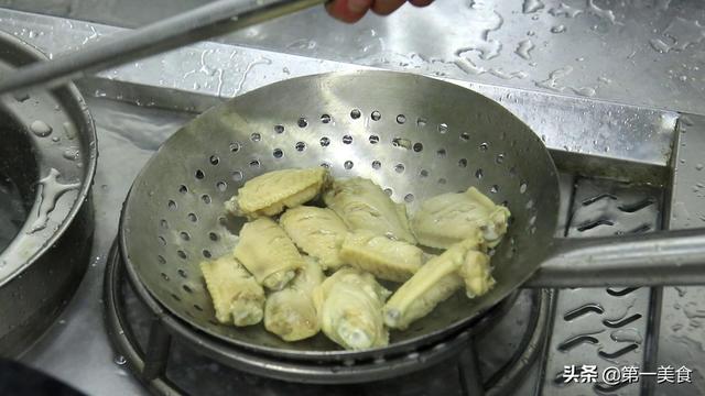 厨师长教你在家做鸡翅，步骤比例全在这，简单健康比卖的还好吃