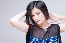 被《走过咖啡屋》千百惠夺走新婚老公后，何静又跌入另一个深渊图片