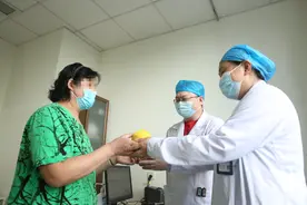 这个“水果婆婆”好客气 替老伴开药八年 每次给医生带个水果图片