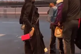 关晓彤被曝分手后首现身，千万豪车接驾5人服务？却低调背3万包图片