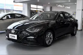 车长近5米，外观运动，造型前卫，油耗低，实拍索纳塔图片