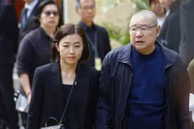 阔太甘比也换发型，绑个小啾啾配卡通毛衣，身价暴涨后越活越年轻图片