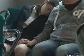 女子坐地铁被流浪汉当众猥亵长达40分钟，更恶心的一幕曝光：世道变坏，是从人心冷漠开始的图片