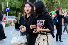 闺蜜：一个未成年一个当“妈”，匡威与高跟鞋的区别，不得不服图片