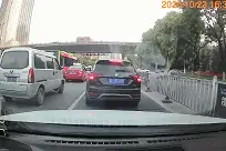 荆州交警公布一批网友举报交通违法行为：别车、加塞、闯红灯、压实线、逆行、违停的都有图片