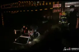石河子市：两车四人雨中被困桥洞获解救图片