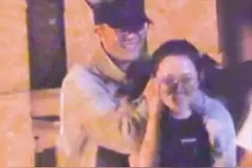 张靓颖与男友深夜泡吧，搂肩同回住所疑同居？男方身份曾惹争议图片