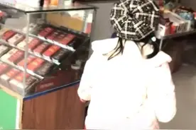 贵州一远嫁女子偷偷带娃回娘家，父亲半天没认出来：你要买什么？图片