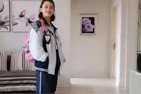 “校服妈妈”火了，穿上女儿衣服后变校花，网友：确定40岁吗图片