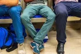 为什么有的人总是忍不住抖腿？快停下，可能真的是有病图片