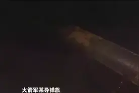 东风-26导弹夜间竖起传递重要信号，警告宵小勿要轻举妄动图片