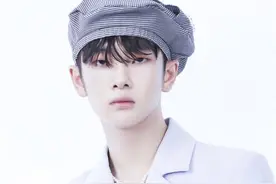 周震南个性私服太吸睛，驾驭各式帽子超个性，如此美男子你爱了吗图片
