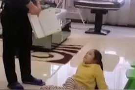 “最怂妹妹”火了，跟爸爸撒泼耍赖，哥哥出现妹妹表情太搞笑图片