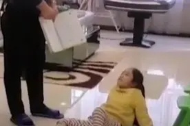 “最怂妹妹”火了，跟爸爸撒泼耍赖，哥哥出现妹妹表情太搞笑图片