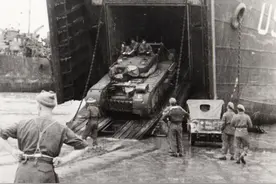 英国解密一批诺曼底登陆照片，军事工程师以个人视角拍摄的战场图片