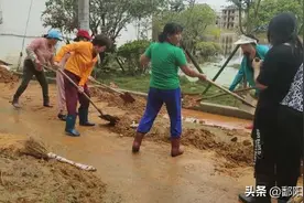 水退人进，磨刀石的广场舞大妈积极开展灾后清扫图片