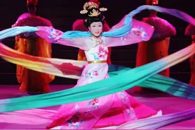 39岁李玉刚亮相巴黎时装周，老外都看懵了！网友高呼：我想娶她图片