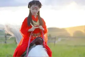 呆萌的阿拉蕾，已经成为长腿美少女，简直让人爱了图片