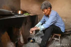 农村大娘炒菜不用锅，一把舀饭勺搞定，炒一勺菜夫妻二人吃不完图片