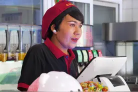 我在南疆丨汉堡店服务员的幸福生活图片