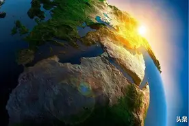 离太阳近的时候是夏天，离太阳远的时候是冬天，错了图片