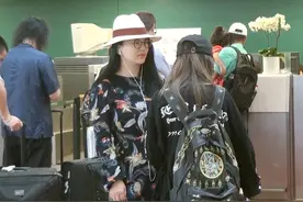 李湘选的衣服虽然普通，但帽子挑得好，气场看着就不一般图片