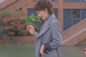 71岁夏台凤穿恨天高似少女，前夫出轨独子早逝，嫁小25岁老公图片