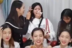 山东一女子参加闺蜜婚礼从头哭到尾，网友感慨：哭还这么美图片