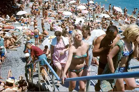 曾经的度假胜地乌克兰，黑海海滩人满为患，如今令人唏嘘不已图片