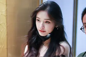 24岁星女郎林允近照曝光，大露香肩锁骨精致，网友：蕾丝内衣？图片