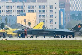 解放军疑似演练打击美军基地！无侦8与东风17联手，F35模型现身图片