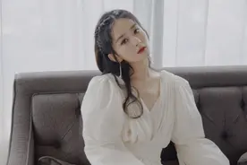 赵丽颖白色泡泡袖纱裙少女感十足，盘点赵丽颖复出后的惊艳穿搭图片