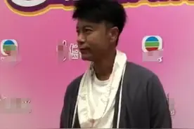 52岁李克勤近照黑成包拯，衣服穿得像长裙，自曝大半年来零收入图片