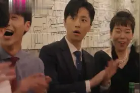 小姐姐花式倒烧啤，这架势简直是在看表演，这小姐姐真的太有魅力视频封面