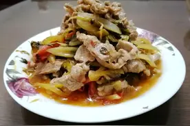 潮汕酸菜番茄炒瘦肉，一道让一家人，都能多吃一碗饭，的下饭菜图片