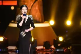 国内最美女主持之一，与“卷福”同台主持，嫁内地版裴勇俊图片