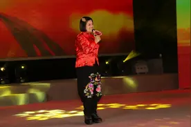 “山楂妹”因六指，被亲生父母抛弃，成名后不认双亲，是对是错？图片