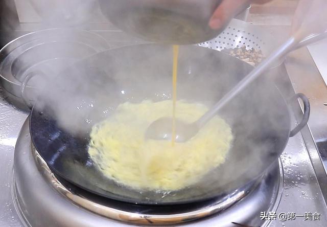 “蛋炒饭”家常做法，这几个技巧很关键，米饭金黄松散，粒粒分明
