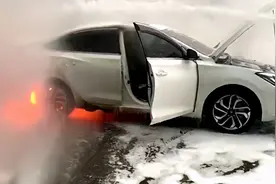 重庆菜园坝一电动车起火 大量白烟冒出并伴有爆炸声图片