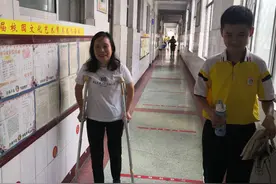 拄着双拐上课，诠释园丁风采图片