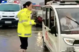 焦作一交警小姐姐正在雨中执勤，群众送来爱心雨伞图片