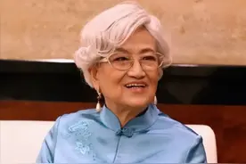 王文娟94岁穿衣仍端庄优雅，白卷发造型很时髦，晚年也是洋气人图片