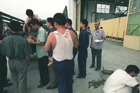 中国军工最闪亮的C位：那个穿背心的男人是谁？图片