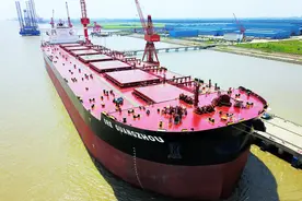 中国造世界最大矿砂船，载重量可达40万吨，为何航行那么轻松？图片