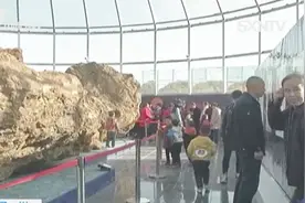 陨石带活乡村旅游！巨型陨石住进展馆，参观者：震撼视频封面