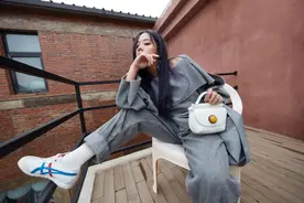 张紫宁表现力真强，穿个性灰色上衣配牛仔裤，脚踏栏杆帅气十足图片