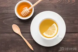 吃什么能快速解酒？医生提醒：茶和蜂蜜都没用，3招才科学有效图片
